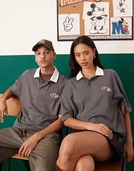 Рубашка-поло унисекс Disney от ASOS DESIGN темно-фиолетового цвета с принтом Микки Мауса и свободным кроем