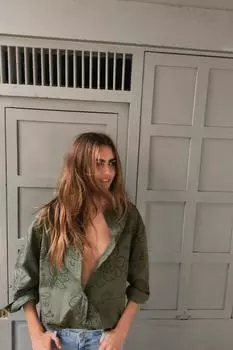 Рубашка с прорезиненной вышивкой ZARA, хаки