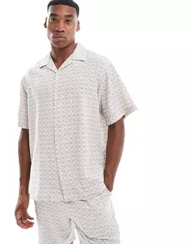 Рубашка Selected Homme– кремово-белого и темно-синего цвета с принтом по всей поверхности, жатой структурой и воротником с лацканами