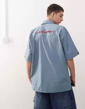 Рубашка свободного кроя с короткими рукавами Reclaimed Vintage синего цвета с вышивкой на спине