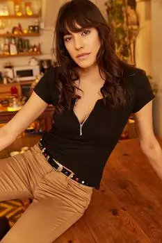 Рваная футболка с короткой молнией Olalook, черный