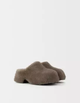 Сабо из искусственного меха на платформе Bershka, серый