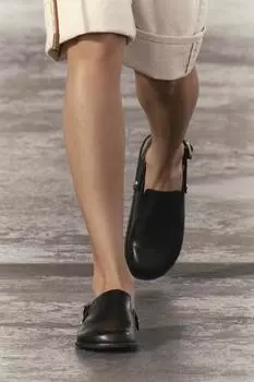 Сабо с пряжкой ZARA, черный