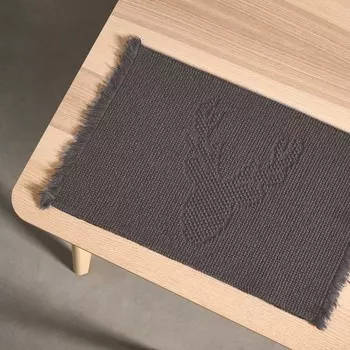 Салфетка на стол рельефным узором из чистого хлопка - Олень Lisola, антрацит