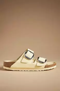 Сандали с большой пряжкой Birkenstock Arizona из лакированной кожи, butter high shine