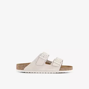 Сандалии Arizona из замши с двумя ремешками на плоской подошве Birkenstock, белый