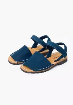 Сандалии Avarcas Pisamonas, синие джинсы