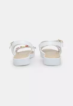 Сандалии Bata, белый