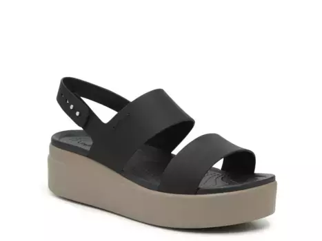 Сандалии Brooklyn Low Wedge Sandal Crocs, бежевый/черный