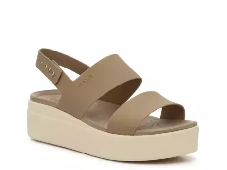 Сандалии Brooklyn Low Wedge Sandal Crocs, хаки