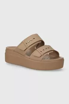 Сандалии Brooklyn на низкой танкетке Crocs, коричневый