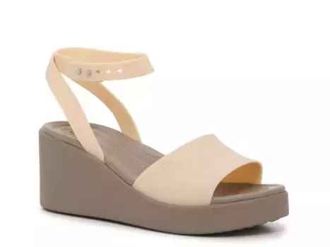 Сандалии Brooklyn Wedge Sandal Crocs, кремовый