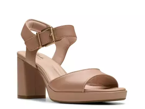Сандалии Clarks AmbyrLyn Faye на платформе, бежевые