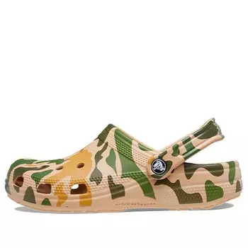 Сандалии classic printed camo clog 'khaki green' Crocs, хаки