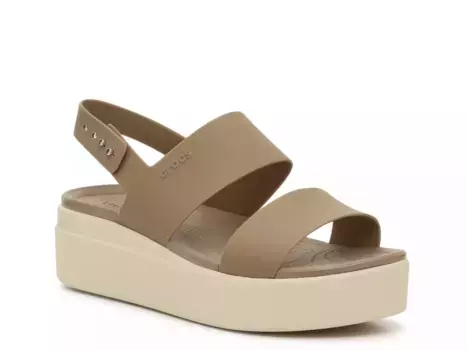 Сандалии Crocs Brooklyn Low Wedge Sandal - женские, цвет хаки/слоновая кость