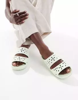 Сандалии Crocs Classic с цветочным узором в нефритовом оттенке