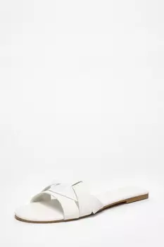 Сандалии из искусственной кожи с перекрестными ремешками на плоской подошве белого цвета QUIZ Clothing