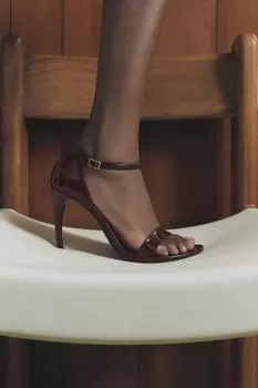 Сандалии из искусственной лакированной кожи с ремешком ZARA, бордово-красный