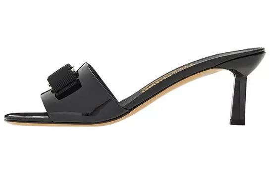Сандалии лакированные Ferragamo Vara Bow, черный