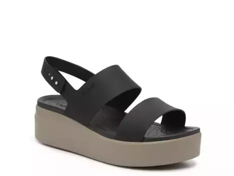 Сандалии на низком клине - женские Crocs, Beige/Black