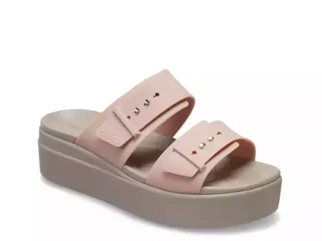 Сандалии на низком клине - женские Crocs, Light Pink