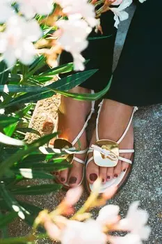 Сандалии на плоской плоской плоской плоской плоской плоскости с украшением ZARA, экрю-белый