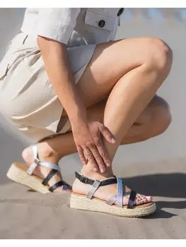 Сандалии на плоской подошве Belucci Keilsandaletten, цвет schwarz/silber