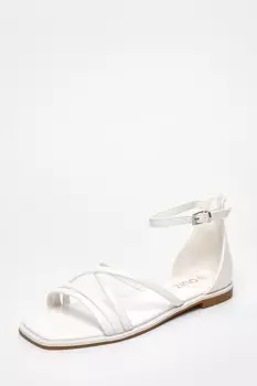 Сандалии на плоской подошве из белой искусственной кожи с перекрестными ремешками QUIZ Clothing
