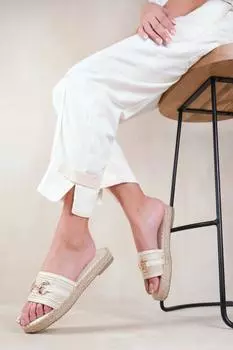 Сандалии на плоской подошве 'Jupiter' с одним ремешком, резьбой и золотистой отделкой Where's That From, нюд