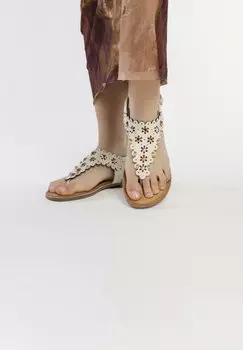 Сандалии с Т-образной планкой CON ADORNO DE FLORES CON TACHAS PARA PRELOJ Gioseppo, крем