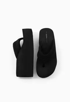 Сандалии с Т-образным ремешком Quilted Bershka, черный