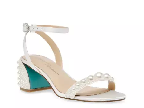 Сандалии Tina Sandal Betsey Johnson, белый