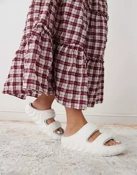 Сандалии унисекс Classic cozzzy overpuff белого цвета Crocs