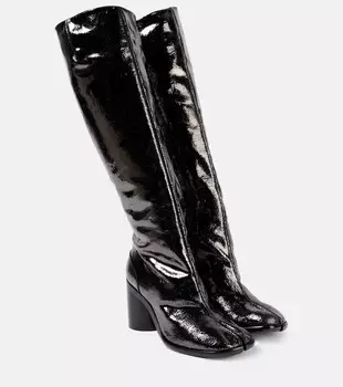 Сапоги Tabi из лакированной кожи до колена Maison Margiela, цвет nine iron
