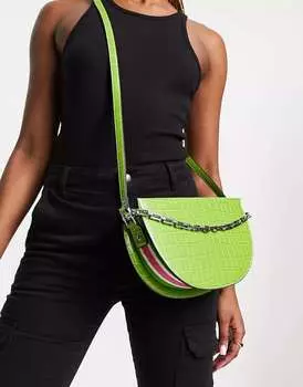 Седельная сумка из кожи крокодила River Island с цепочкой и розовой окантовкой зеленого цвета
