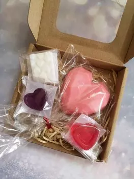 Senzi Cosmetics, набор из 4 мыл в подарочной коробке с глицериновым мылом для рук в виде большого сердца