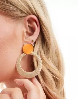 Серьги-молотки ASOS DESIGN с чеканным кругом и деталью из золотистой эмали