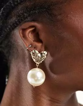 Серьги-подвески ASOS DESIGN с чеканным сердцем и искусственным жемчугом золотистого цвета