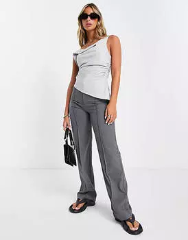 Серая футболка с воротником-хомутом в асимметричную клетку Topshop