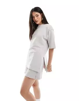 Серая футболка с вытертой эмблемой The Couture Club