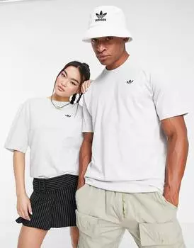 Серая футболка унисекс с крупным принтом на спине adidas Originals 'Preppy Varsity'