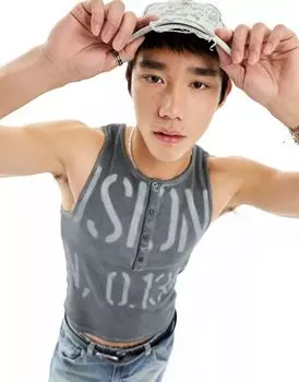 Серая майка в рубчик узкого кроя Collusion с планкой на пуговицах и графикой спереди