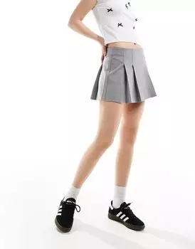 Серая мини-юбка со складками в стиле преппи Pull&Bear