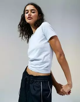 Серая приталенная укороченная футболка ASOS DESIGN