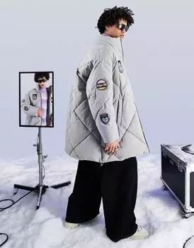 Серая пуховая куртка оверсайз со значком ASOS DESIGN