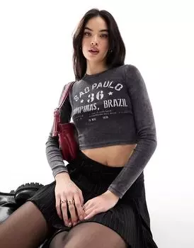 Серая рубашка Bershka с длинными рукавами и укороченным кроем, с принтом «Сан-Паулу»