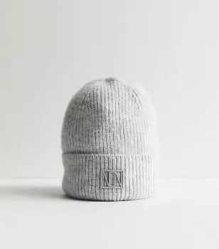 Серая шапка-бини в рубчик с хлястиком с логотипом New Look, бледно-серый