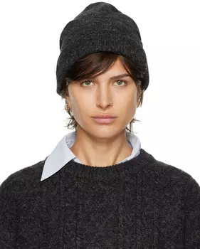 Серая шапка с логотипом lesugiatelier