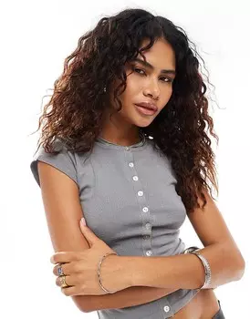 Серая трикотажная футболка на пуговицах Motel elmira