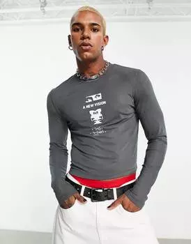 Серая укороченная футболка с длинными рукавами в сеточку с принтом ASOS DESIGN
